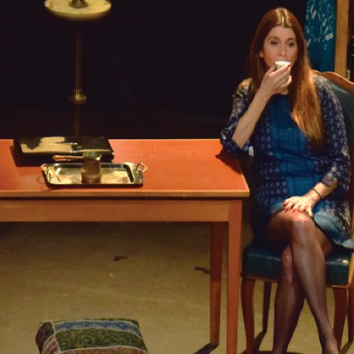 Discover "Mono-Pause": the play tells the story of a woman who chooses to voluntarily disappear into a mountain house. Starring Betty Taoutel and Jacques Mokhbat.